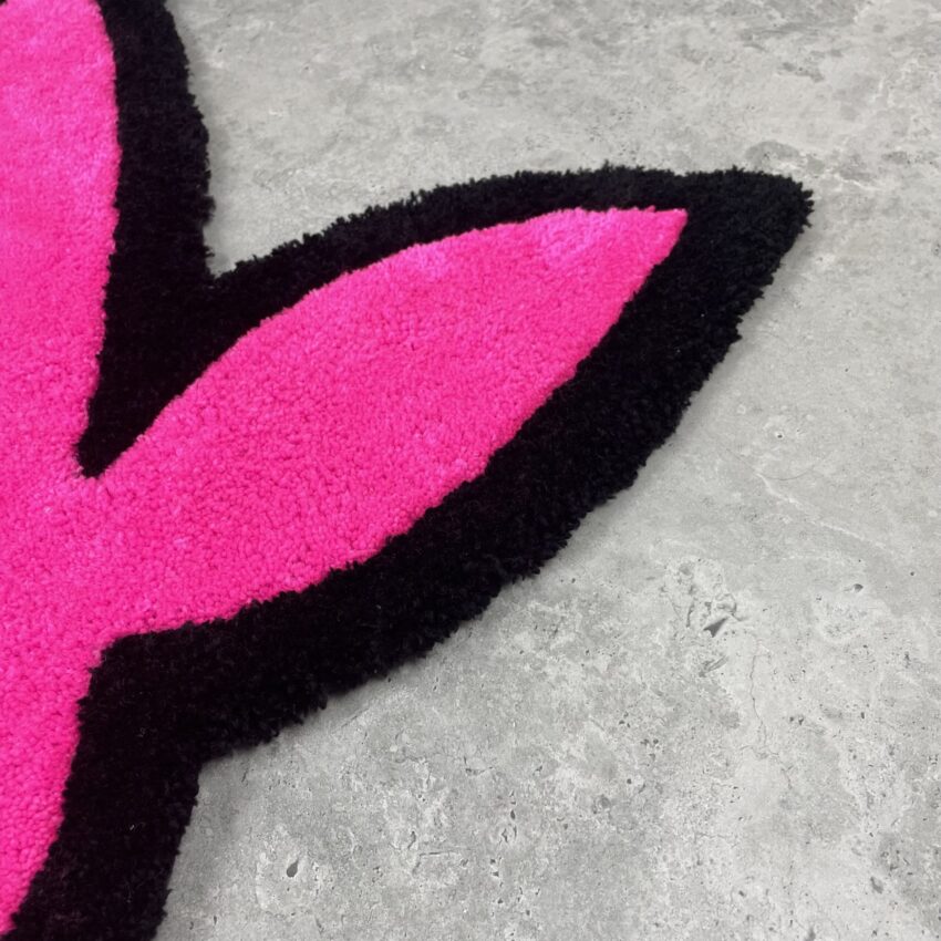 Ręcznie tworzony dywan – Playboy Logo