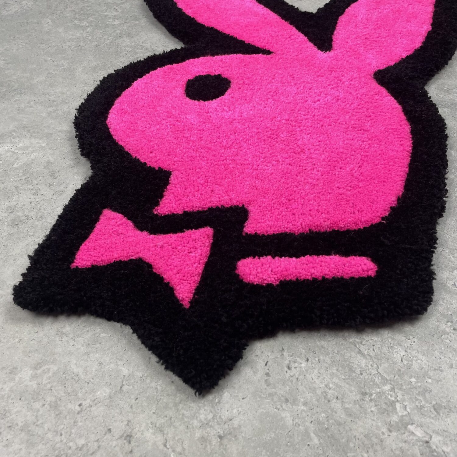 Ręcznie tworzony dywan – Playboy Logo