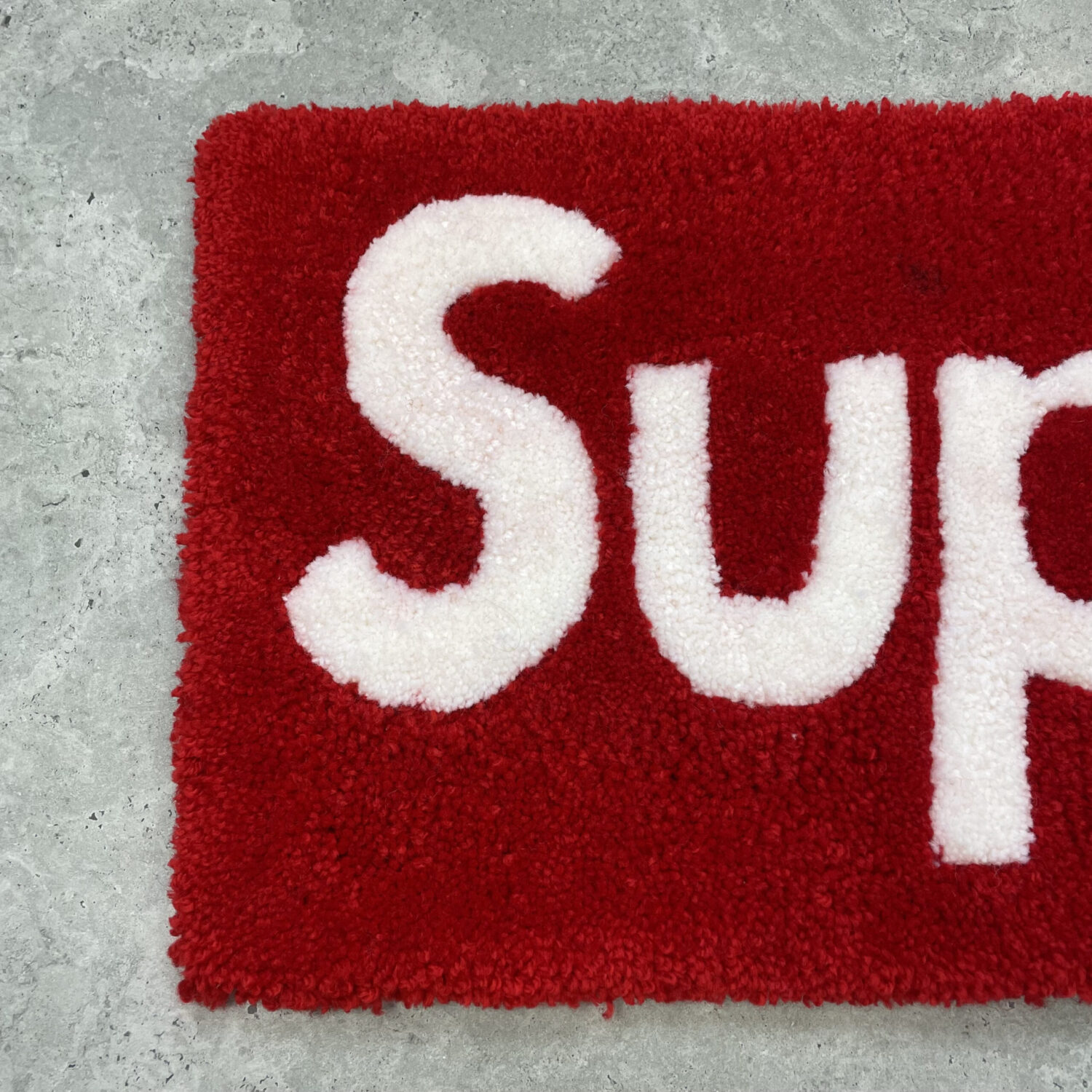 Ręcznie tworzony dywan – Supreme Logo