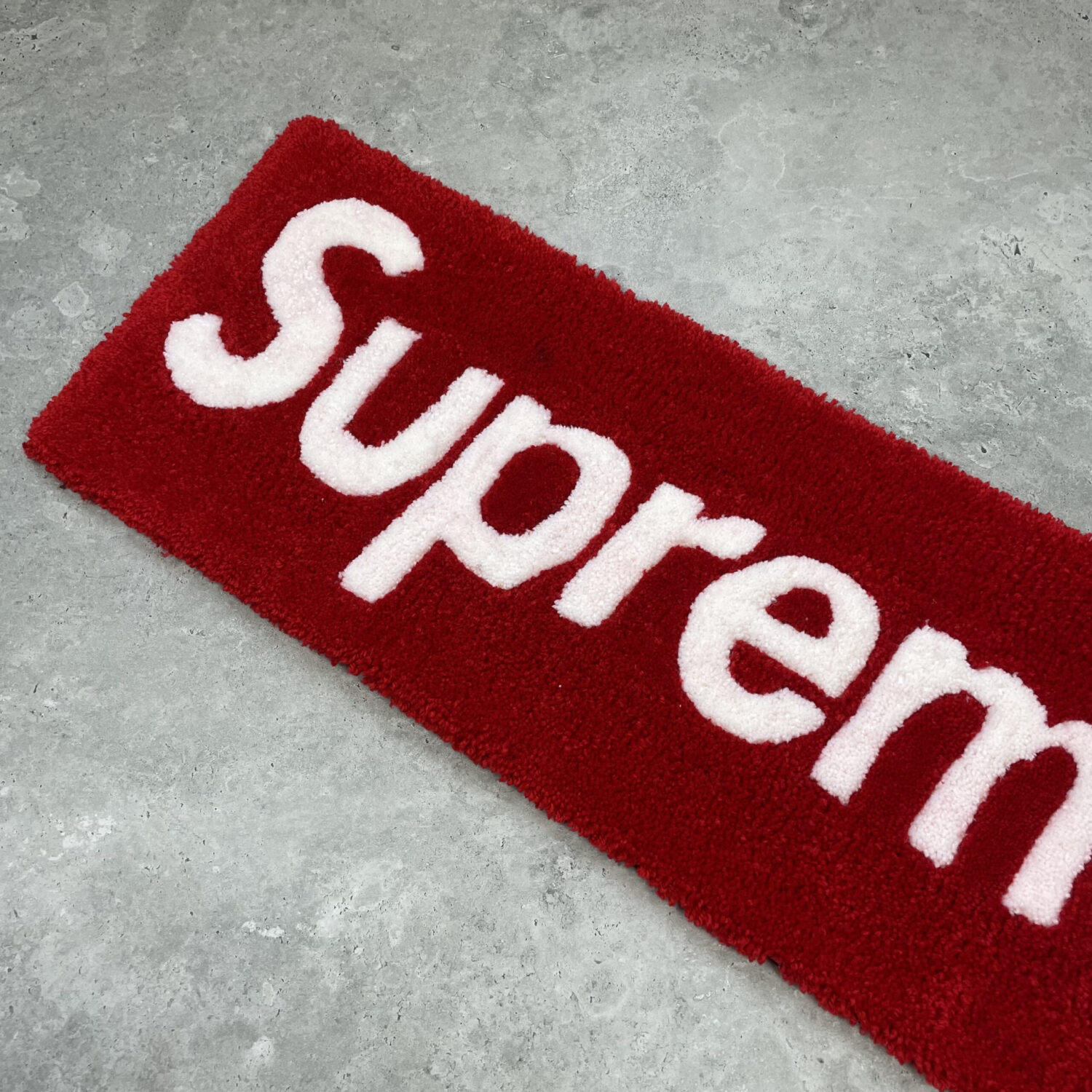 Ręcznie tworzony dywan – Supreme Logo