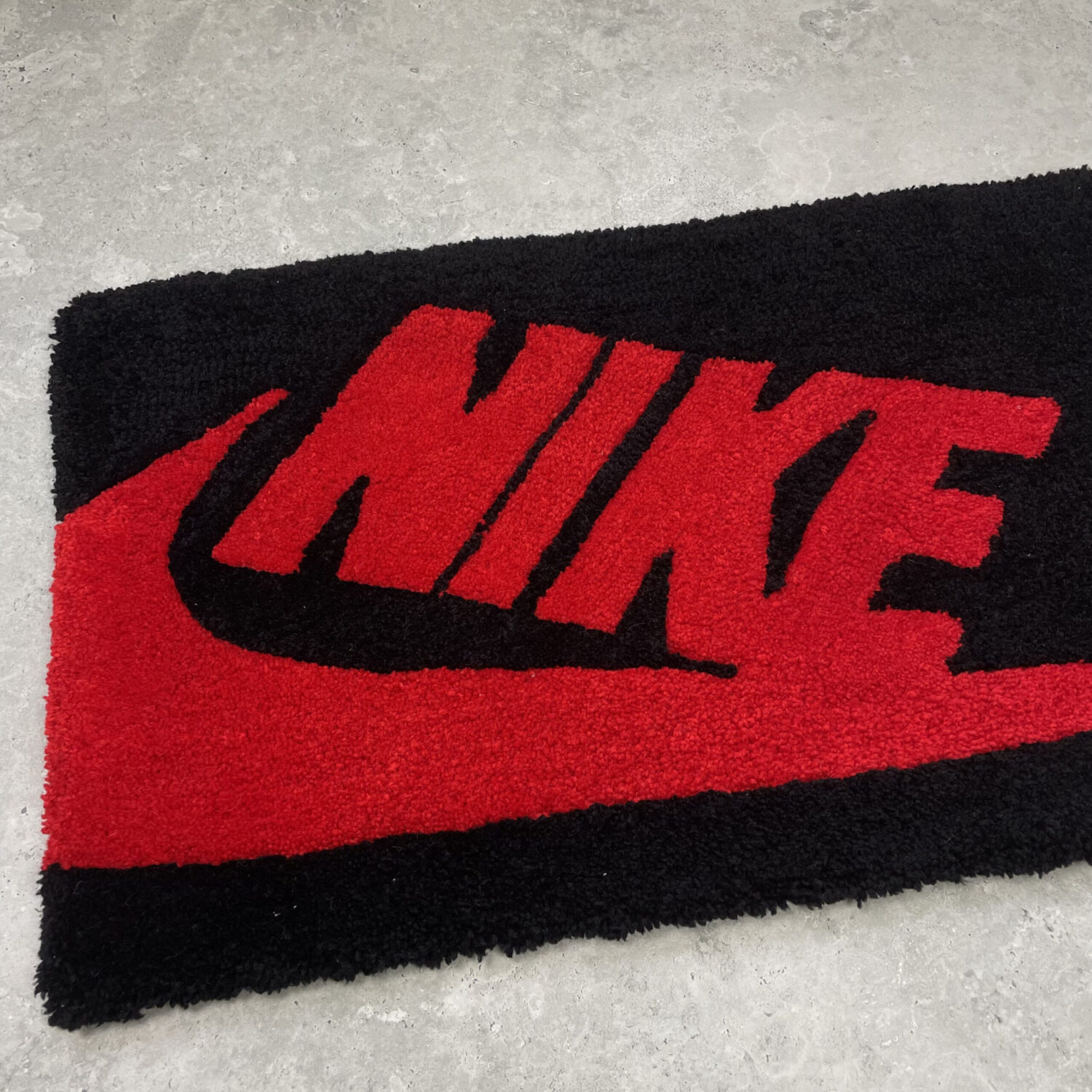 Ręcznie tworzony dywan – Nike Box