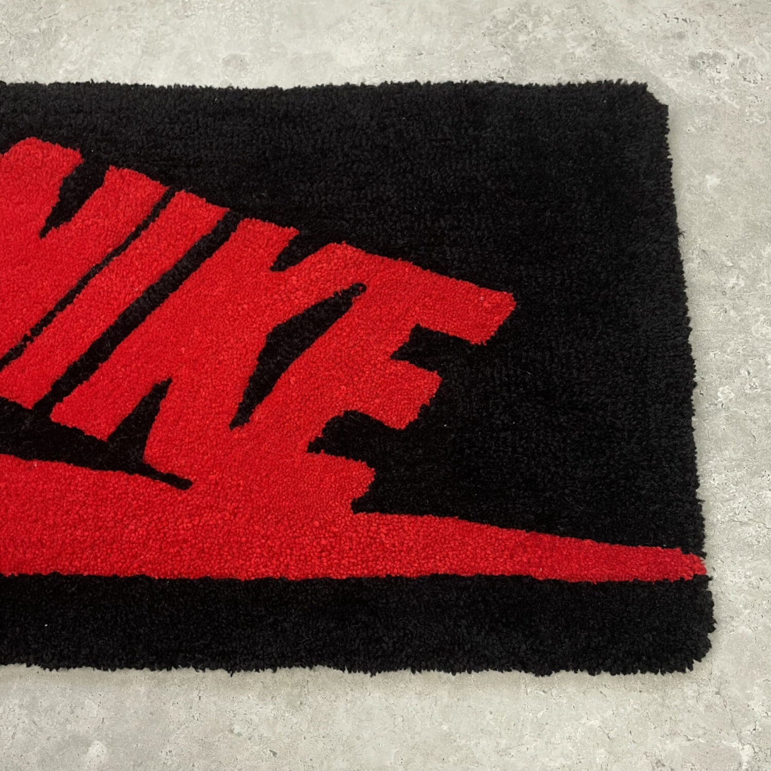 Ręcznie tworzony dywan – Nike Box