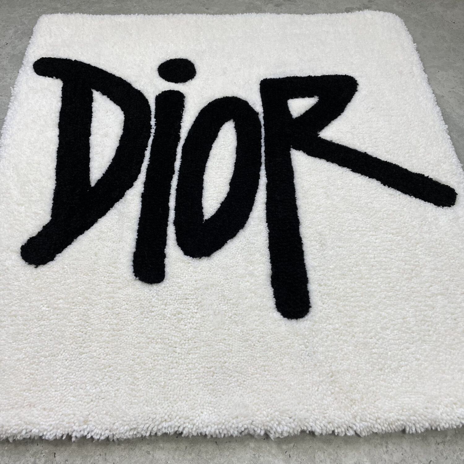 Ręcznie tworzony dywan – Dior Logo