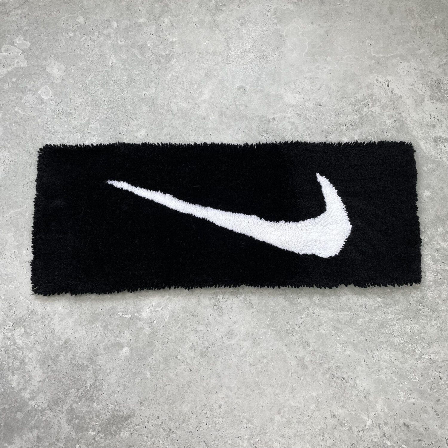 Ręcznie tworzony dywan – Nike Logo
