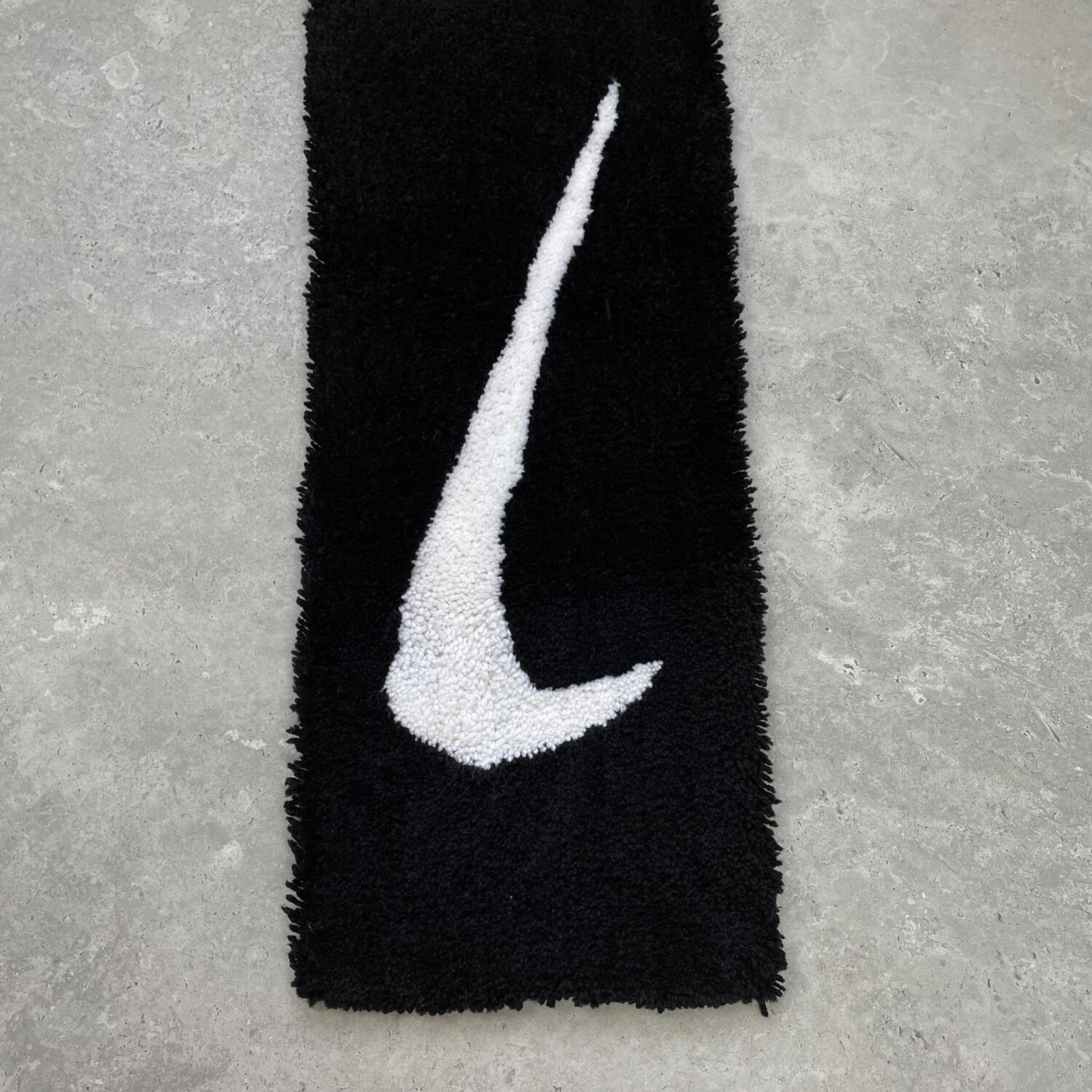 Ręcznie tworzony dywan – Nike Logo